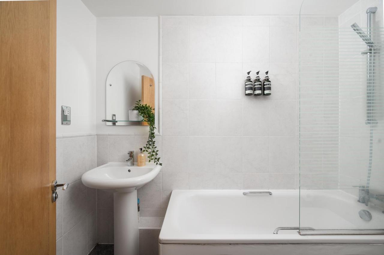 Riverside Balcony Apartments, 10 Minutes From Oxford Circus * Londra