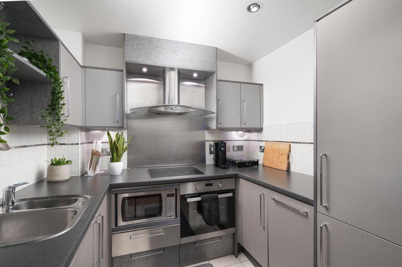 Riverside Balcony Apartments, 10 Minutes From Oxford Circus Londra