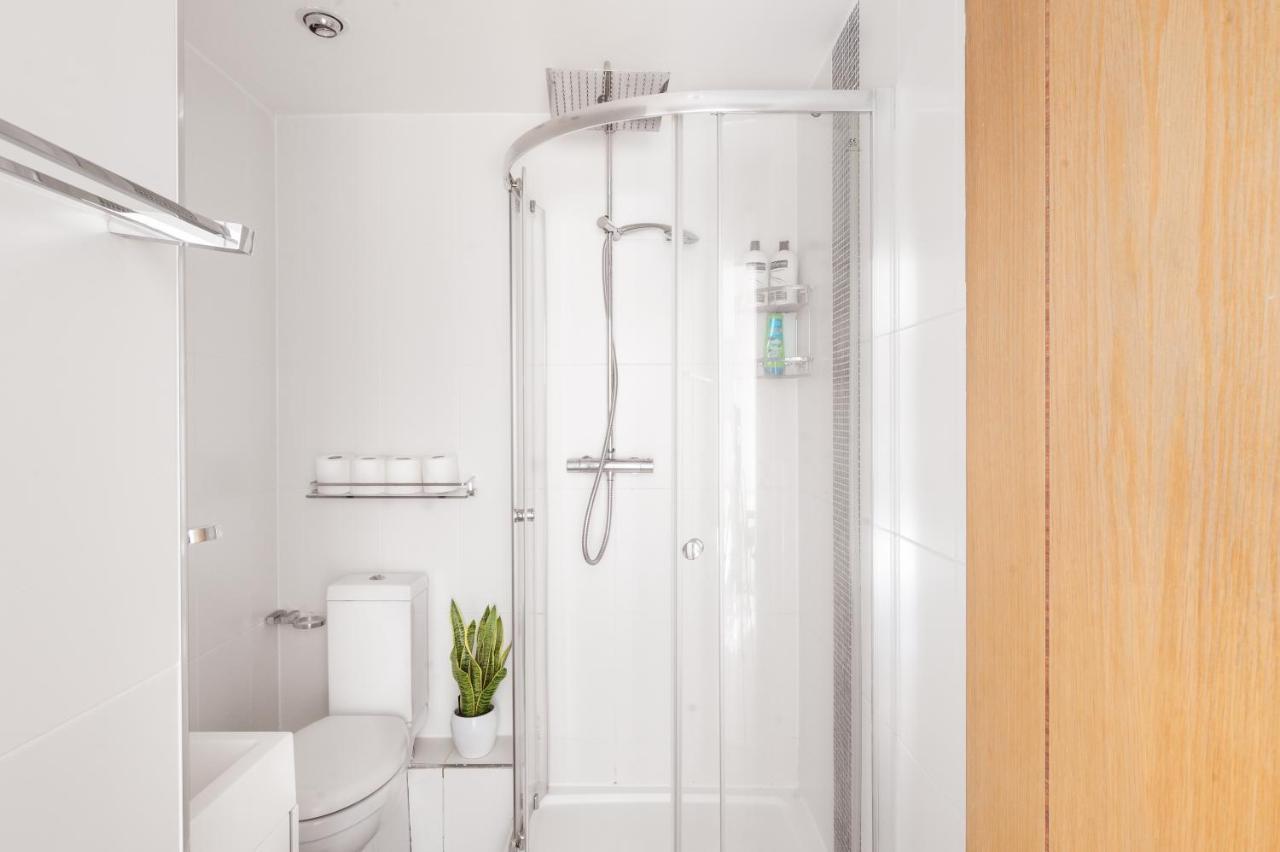 Riverside Balcony Apartments, 10 Minutes From Oxford Circus Londra