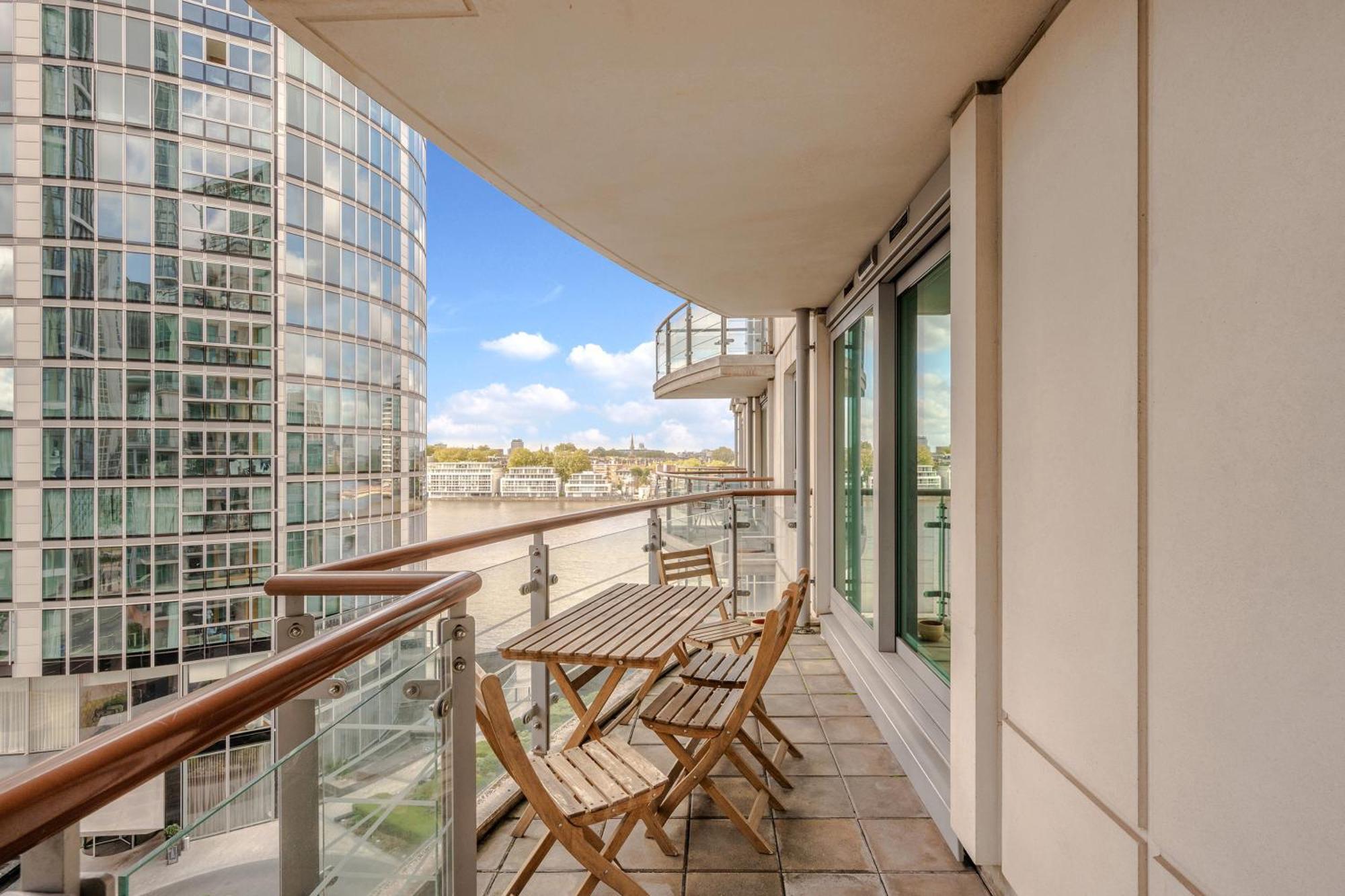 Riverside Balcony Apartments, 10 Minutes From Oxford Circus Londra