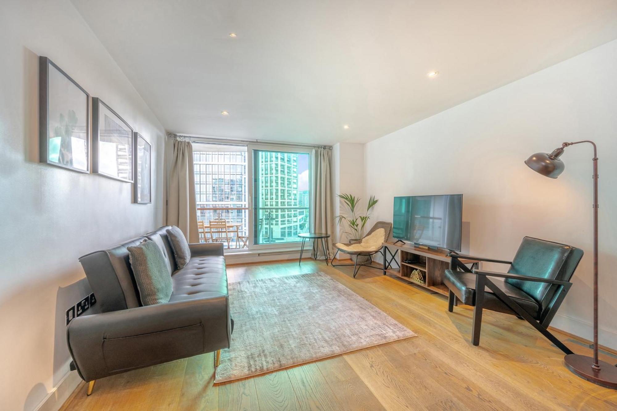 Riverside Balcony Apartments, 10 Minutes From Oxford Circus * Londra