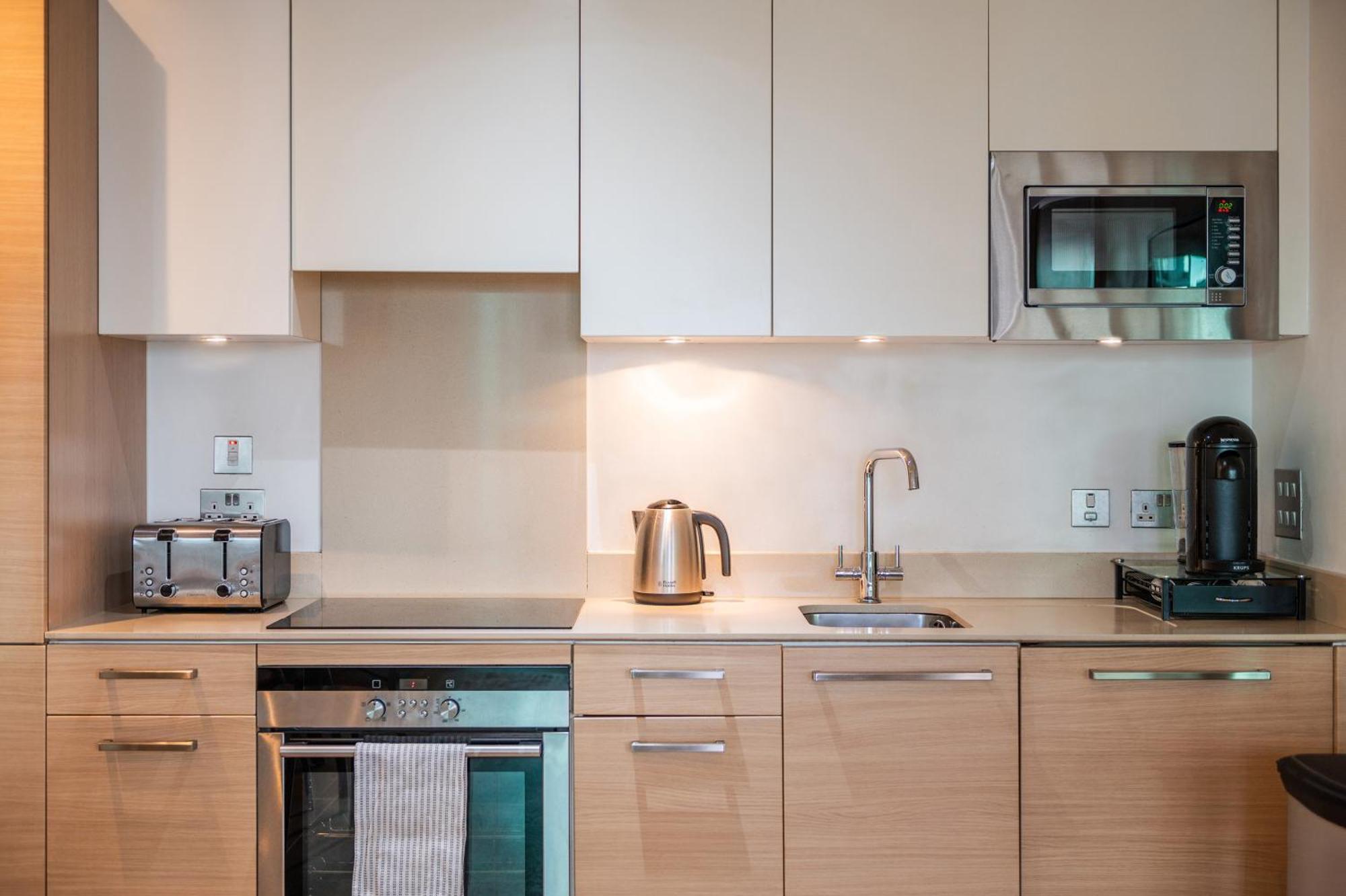 Riverside Balcony Apartments, 10 Minutes From Oxford Circus Londra