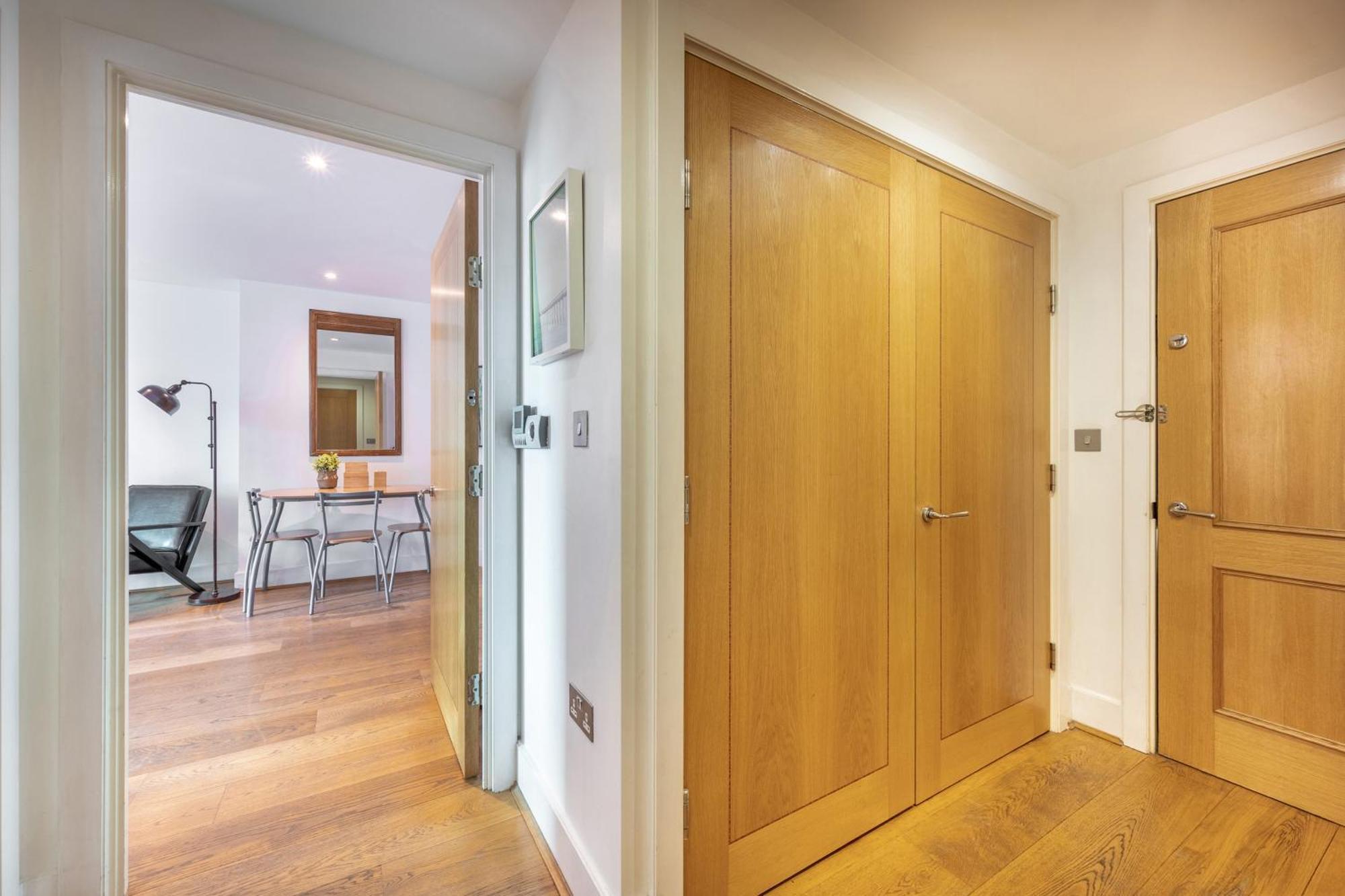 Riverside Balcony Apartments, 10 Minutes From Oxford Circus * Londra